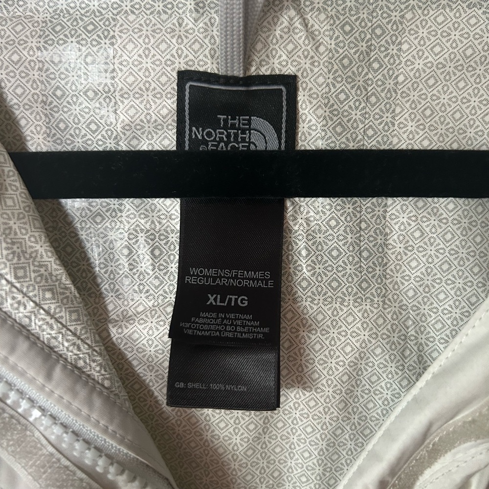 The North Face Women's White Ski & Snow Jacket - Picture 3 of 4